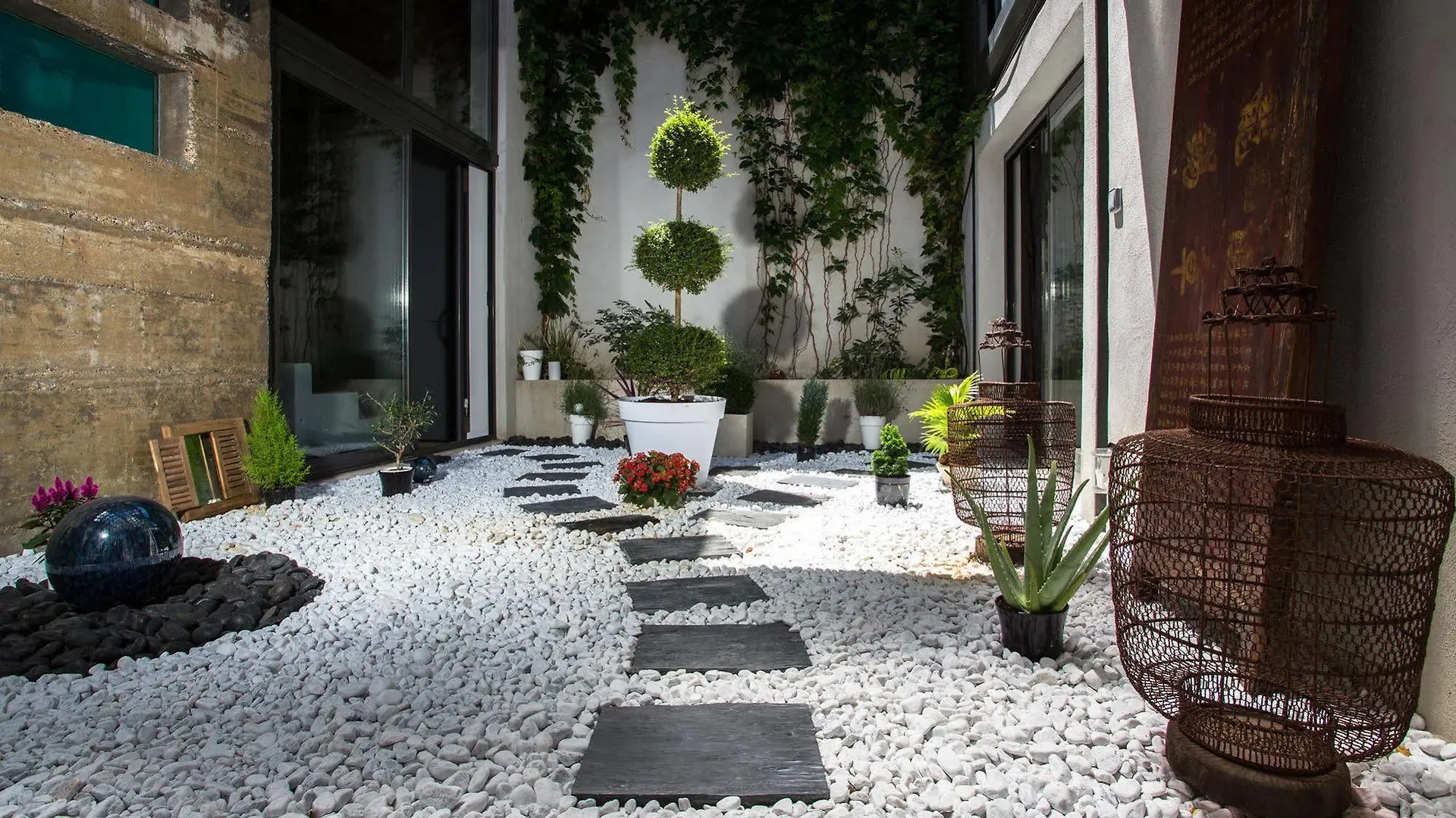 Be Loft B&B Pool & Spa Avignon 2*,  France
